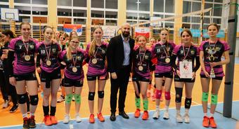 Zawodniczki UKS San Lesko zwyciężają w Międzynarodowym Turnieju Piłki Siatkowej Dziewcząt o Puchar Burmistrza Miasta i Gminy Lesko