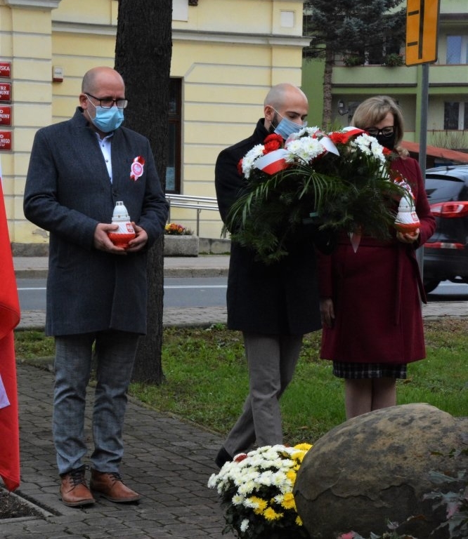 Delegacja urzędu składa wieńce