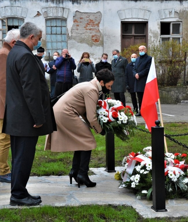 Delegacja urzędu składa wieńce