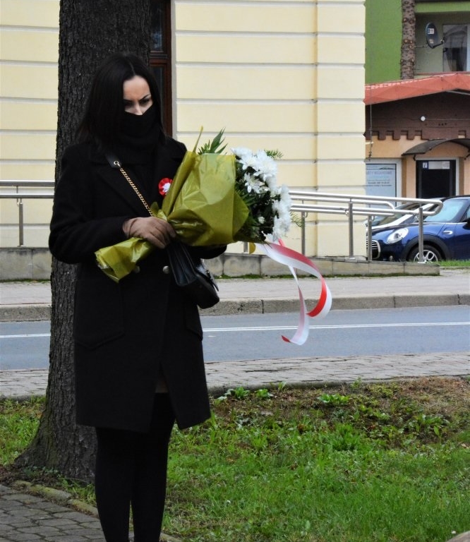 Delegacja urzędu składa wieńce