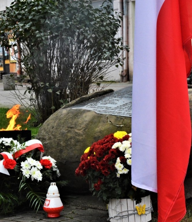 Delegacja urzędu składa wieńce