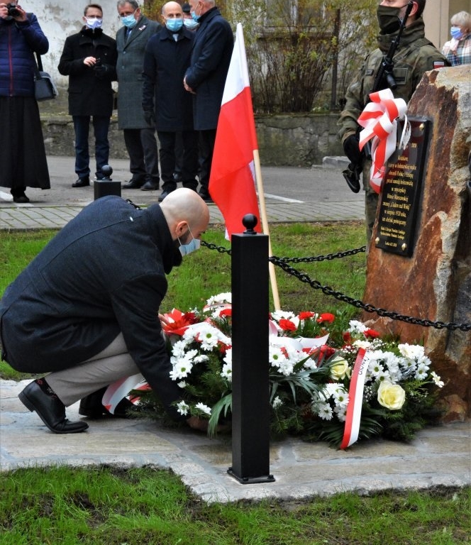 Delegacja urzędu składa wieńce
